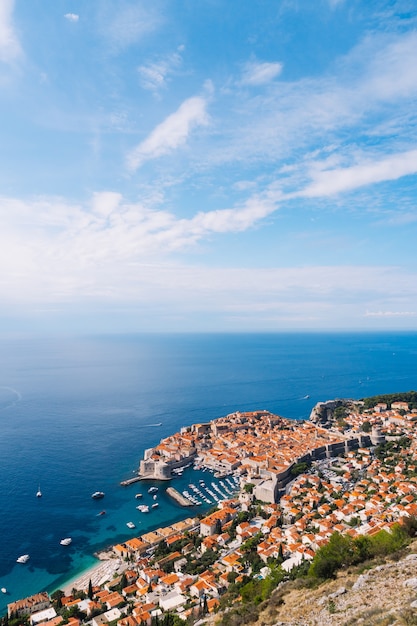 Luftaufnahme von oben auf die Altstadt von Dubrovnik von der Aussichtsplattform auf dem Berg