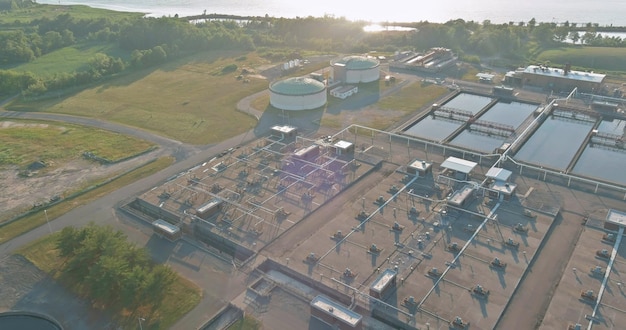 Luftaufnahme von oben auf die Reinigungswassertanks einer modernen Abwasseraufbereitungsanlage