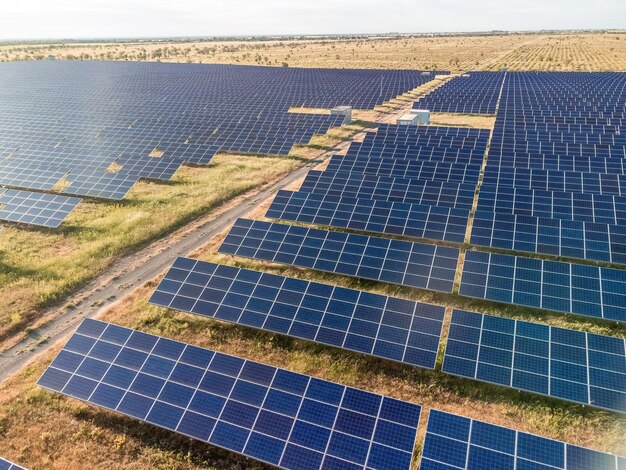 Luftaufnahme von oben auf ein Sonnenkollektorkraftwerk Photovoltaik-Solarzellen bei Sonnenaufgang und Sonnenuntergang in