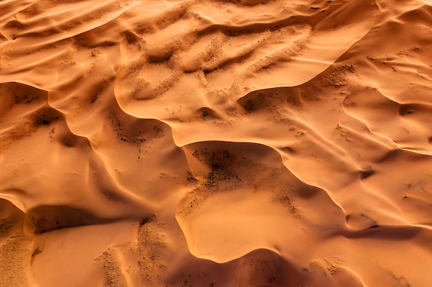 Luftaufnahme von oben auf Sanddünen in der Wüste