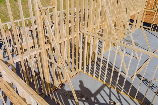 Luftaufnahme von oben das Holzrahmenbalken-Fachwerkhaus Stock gebautes Haus im Bau Neubau