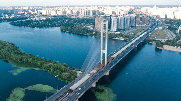 Luftaufnahme von oben der Südbrücke in der Stadt Kiew von oben, der Skyline von Kiew und dem Stadtbild des Flusses Dnjepr, Ukraine