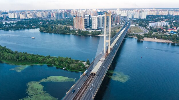 Luftaufnahme von oben der Südbrücke in der Stadt Kiew von oben, der Skyline von Kiew und dem Stadtbild des Flusses Dnjepr, Ukraine