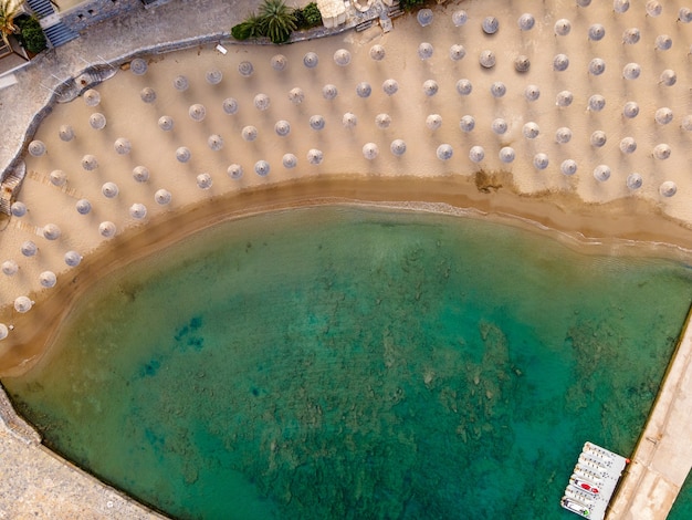 Luftaufnahme von oben durch Drohne des Sandstrandes