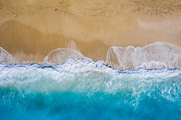 Luftaufnahme von oben nach unten auf das türkisfarbene Wasser des Milos-Strands auf der Insel Lefkada in Griechenland