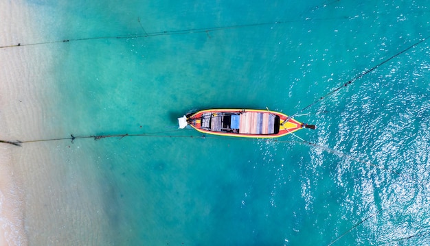 Luftaufnahme von oben nach unten Longtail-Fischerboote am Meer in Phuket Thailand