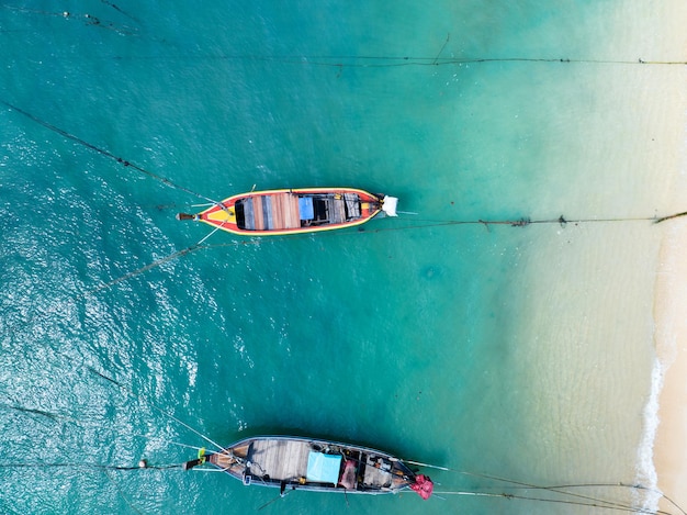 Luftaufnahme von oben nach unten Longtail-Fischerboote am Meer in Phuket Thailand