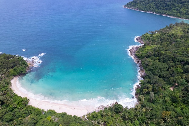 Luftaufnahme Von oben nach unten Meereswelle, die auf die Küste stürzt Schöne türkisfarbene Meeresoberfläche an sonnigen Tagen Guter Wettertag Sommerhintergrund Erstaunliche Meerblick-Draufsicht