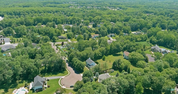 Luftaufnahme von oben Panorama Wohnviertel Apartmentkomplex in der amerikanischen Stadt zwischen vorne