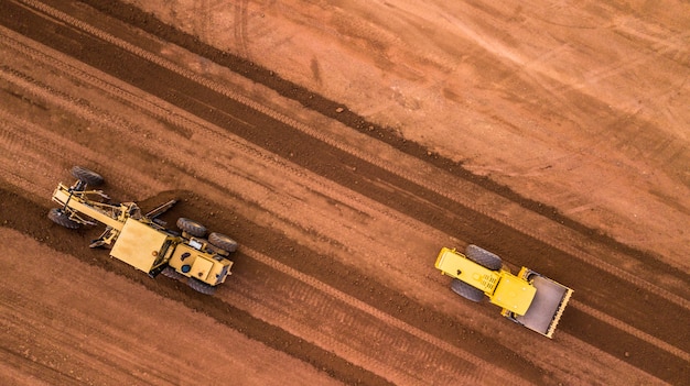 Luftaufnahme von oben Traktor und Erdbewegung bei der Arbeit