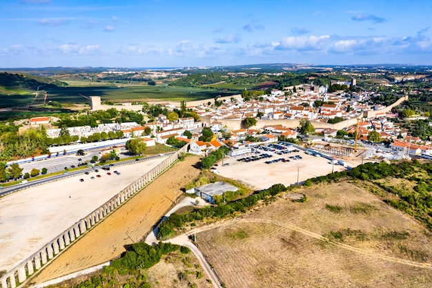 Luftaufnahme von Obidos mit dem Usseira-Aquädukt in der Region Oeste in Portugal