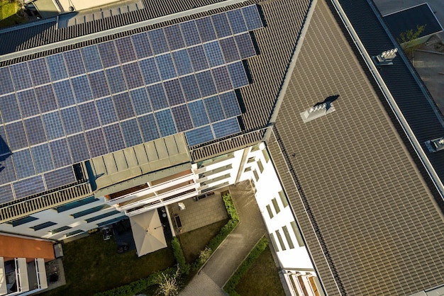 Luftaufnahme von Photovoltaikmodulen auf dem Dach eines Wohngebäudes zur Erzeugung sauberer elektrischer Energie Autonomes Wohnkonzept