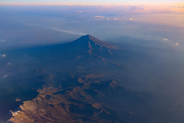 Luftaufnahme von Popocatepetl, einem zweithöchsten Gipfel in Mexiko, einem aktiven Vulkan