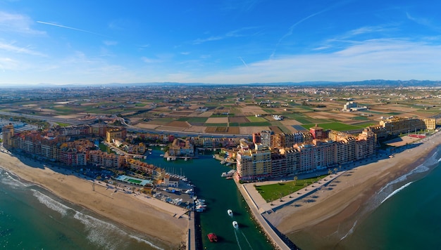 Luftaufnahme von Port Saplaya. Valencia, Spanien.