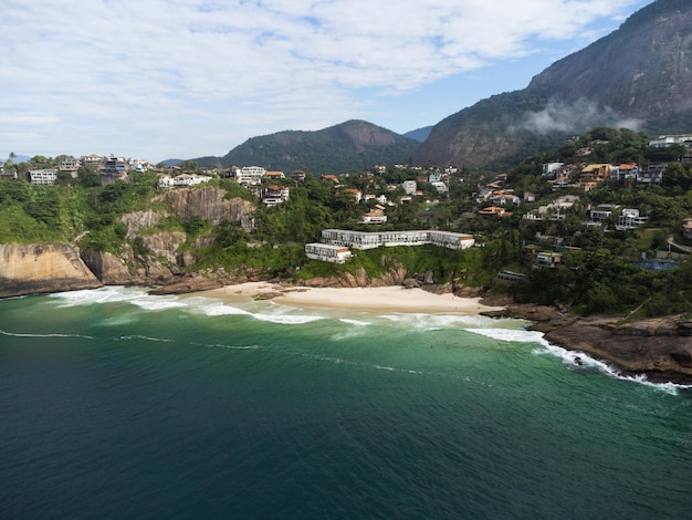 Luftaufnahme von Praia da Joatinga ein Paradies in Rio de Janeiro Brasilien Sonniger Tag mit einigen Wolken am Morgen Meer mit guten Wellen für Surfer Drohnenfoto