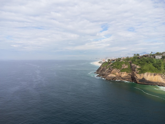 Luftaufnahme von Praia da Joatinga ein Paradies in Rio de Janeiro Brasilien Sonniger Tag mit einigen Wolken am Morgen Meer mit guten Wellen für Surfer Drohnenfoto