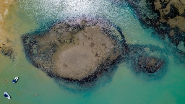 Luftaufnahme von Praia do Espelho Porto Seguro Bahia Brasilien Natürliche Pools in den Meeresklippen und grünlichem Wasser