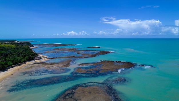 Luftaufnahme von Praia do Espelho Porto Seguro Bahia Brasilien Natürliche Pools in den Meeresklippen und grünlichem Wasser