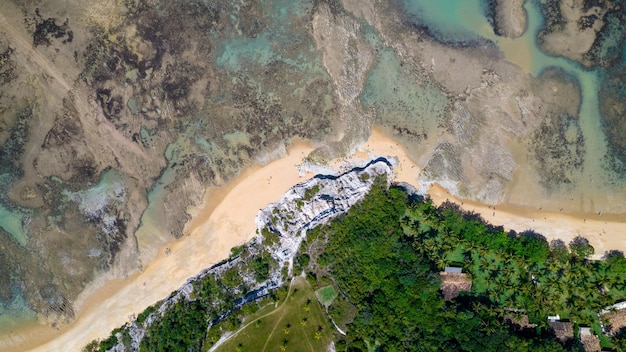 Luftaufnahme von Praia do Espelho Porto Seguro Bahia Brasilien Natürliche Pools in den Meeresklippen und grünlichem Wasser