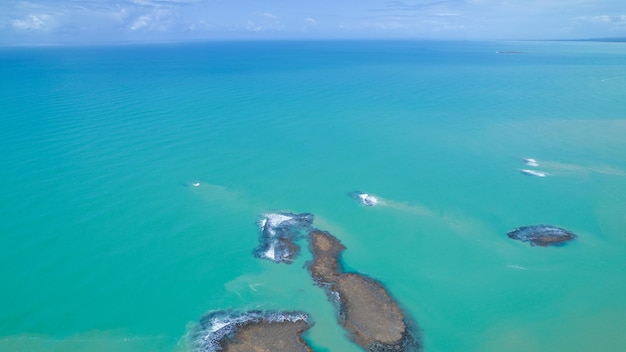 Luftaufnahme von Praia do Espelho Porto Seguro Bahia Brasilien Natürliche Pools in den Meeresklippen und grünlichem Wasser