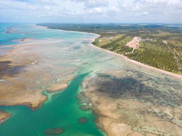 Luftaufnahme von Praia do Patacho in der Stadt Porto De Pedras Alagoas Brasilien