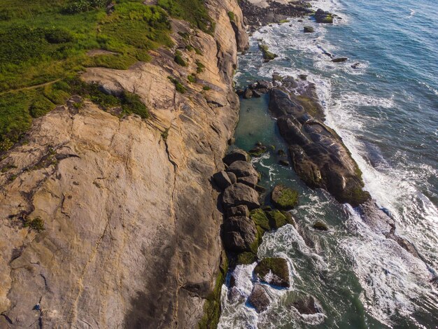 Foto luftaufnahme von praia do secreto in der nähe von strand prainha in rio de janeiro, brasilien. große hügel herum. sonniger tag im morgengrauen. drohnenfoto.