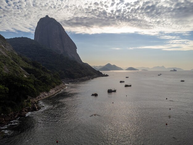 Luftaufnahme von Praia Vermelha in der Nachbarschaft von Urca in Rio de Janeiro Brasilien Die Hügel von Pao de Acucar und Urca Sonniger Tag mit einigen Wolken im Morgengrauen Drohnenfoto