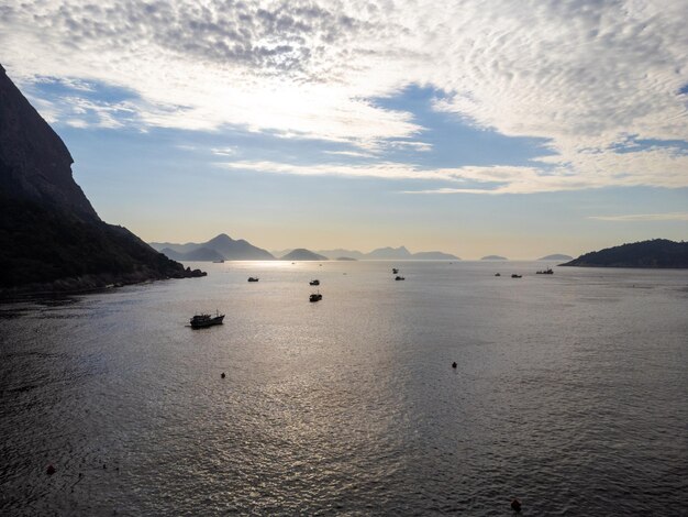 Luftaufnahme von Praia Vermelha in der Nachbarschaft von Urca in Rio de Janeiro Brasilien Die Hügel von Pao de Acucar und Urca Sonniger Tag mit einigen Wolken im Morgengrauen Drohnenfoto