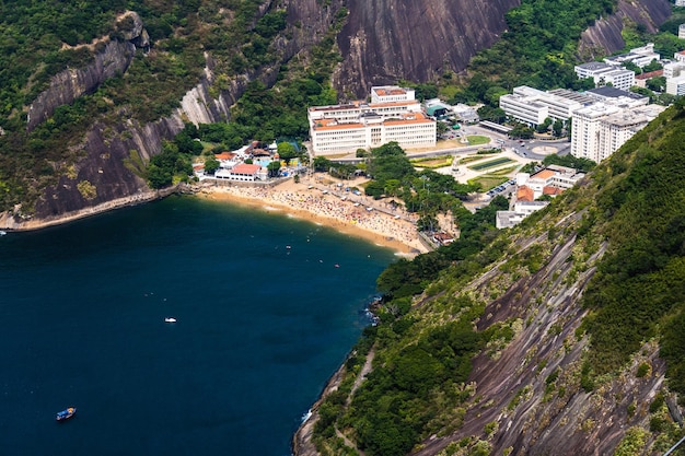 Luftaufnahme von Praia Vermelha in der Nachbarschaft von Urca in Rio de Janeiro Brasilien Die Hügel von Pao de Acucar und Urca Sonniger Tag mit einigen Wolken im Morgengrauen