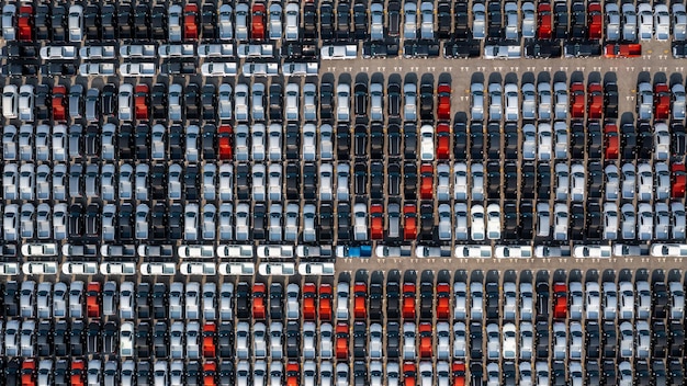 Luftaufnahme von Reihen von Neuwagen, die im Vertriebszentrum der Autofabrik geparkt sind Automobil- und Automobilparkplatz für die gewerbliche Geschäftsindustrie an Händler zum Verkauf