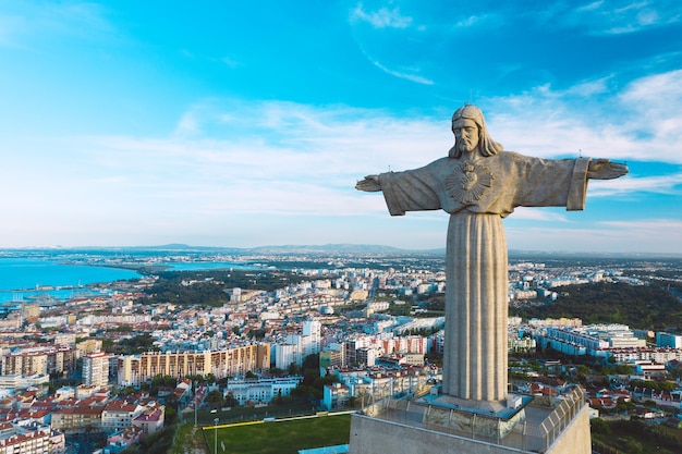 Luftaufnahme von Santuario de Cristo Rei Christus-Statue in der Stadt Lissabon Portugal