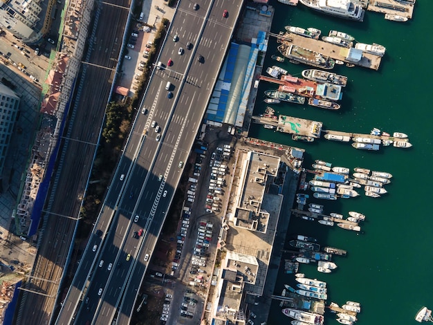 Luftaufnahme von Schiffen im Hafen von Qingdao