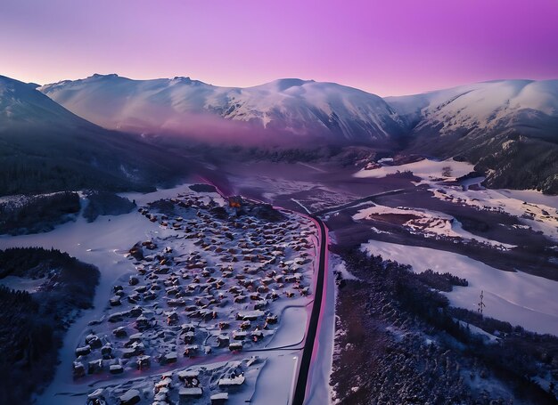 Luftaufnahme von schneebedeckten Bergstraßenhäusern und violettem Himmel