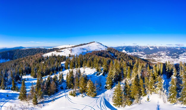 Luftaufnahme von schönen Winterberghängen