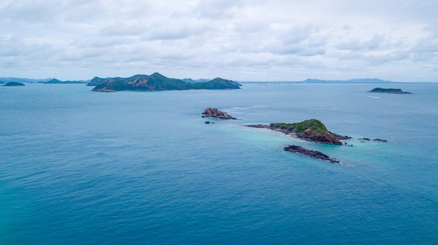 Luftaufnahme von schöner Insel im Ozean, Sattahip Thailand.