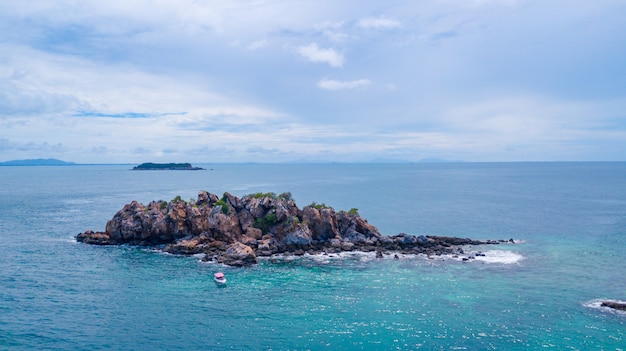 Foto luftaufnahme von schöner insel im ozean, sattahip thailand.