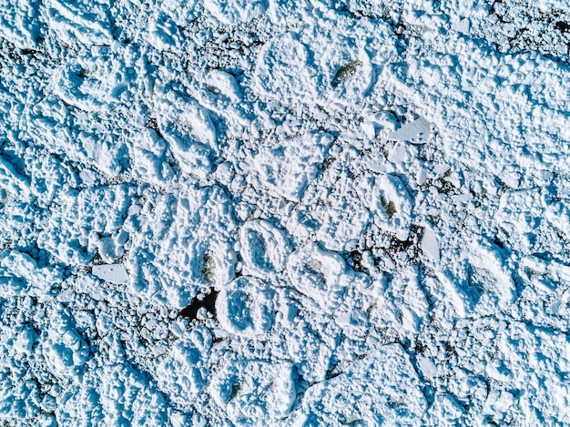 Luftaufnahme von See- oder Meereisformationen in Finnland Rissiges Eis aus Drohnenansicht