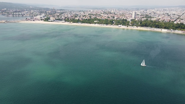 Luftaufnahme von Segelyachten Regatta auf See in der Nähe von Varna in Bulgarien Schwarzes Meer