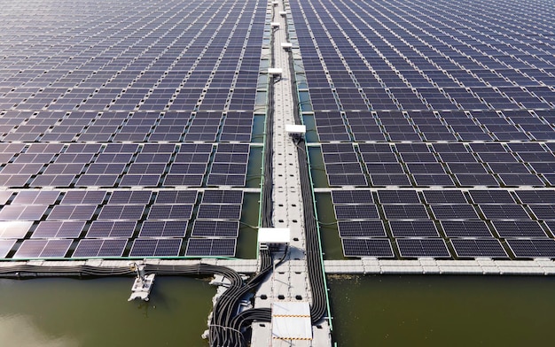Luftaufnahme von Sonnenkollektoren, die auf dem Wasser im See schwimmen, alternative erneuerbare Energie