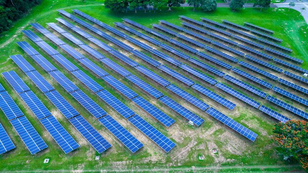 Luftaufnahme von Sonnenkollektoren in Sao Jose dos Campos Brasilien Viele erneuerbare Energie-Panels