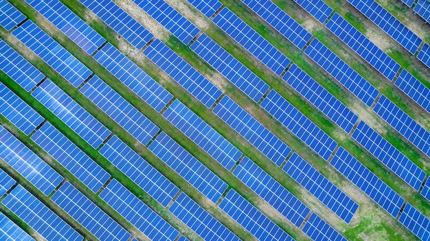 Luftaufnahme von Sonnenkollektoren in Sao Jose dos Campos Brasilien Viele erneuerbare Energie-Panels