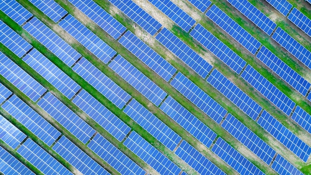 Luftaufnahme von Sonnenkollektoren in Sao Jose dos Campos Brasilien Viele erneuerbare Energie-Panels