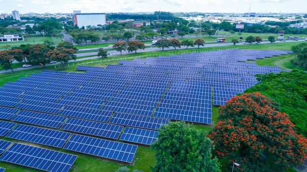 Luftaufnahme von Sonnenkollektoren in Sao Jose dos Campos Brasilien Viele erneuerbare Energie-Panels