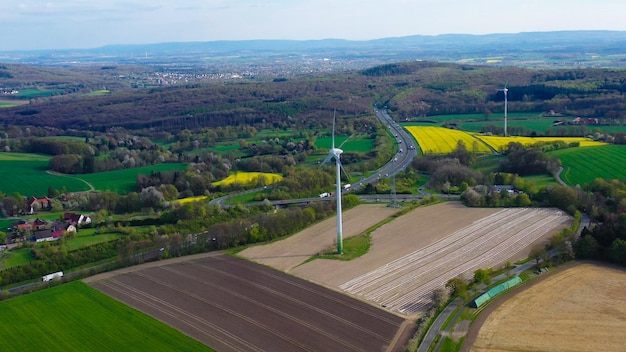 Luftaufnahme von Spargelfeldern und gelben Rapsfeldern auf dem deutschen Land