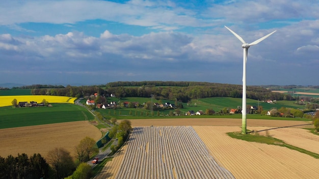 Luftaufnahme von Spargelfeldern und gelben Rapsfeldern auf dem deutschen Land