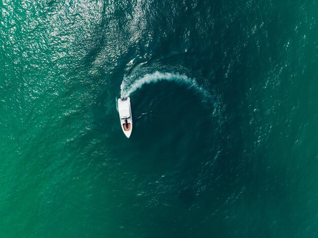 Luftaufnahme von Speedboot im Aqua-Meer, das einen Kreis bildet