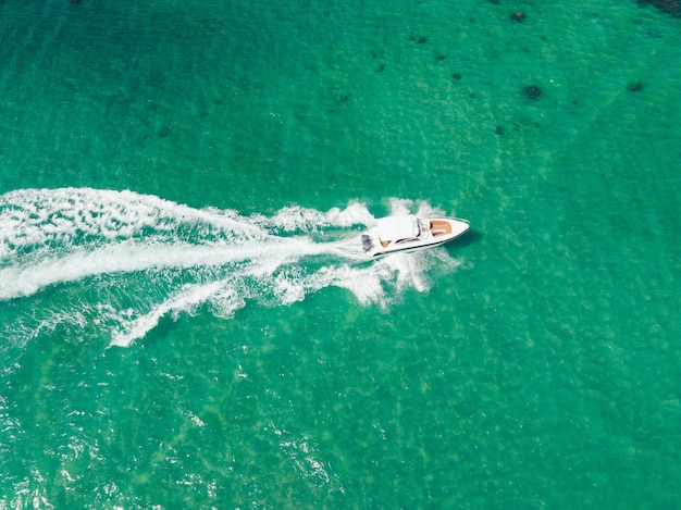 Luftaufnahme von Speedboot mit hoher Geschwindigkeit im Aqua-Meer Drone-Aufnahme