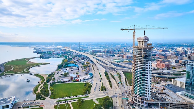 Luftaufnahme von städtischen Bauten und Autobahnen in Milwaukee