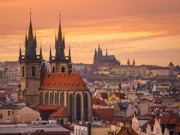 Luftaufnahme von Stare Mesto bei Sonnenuntergang, Prag.