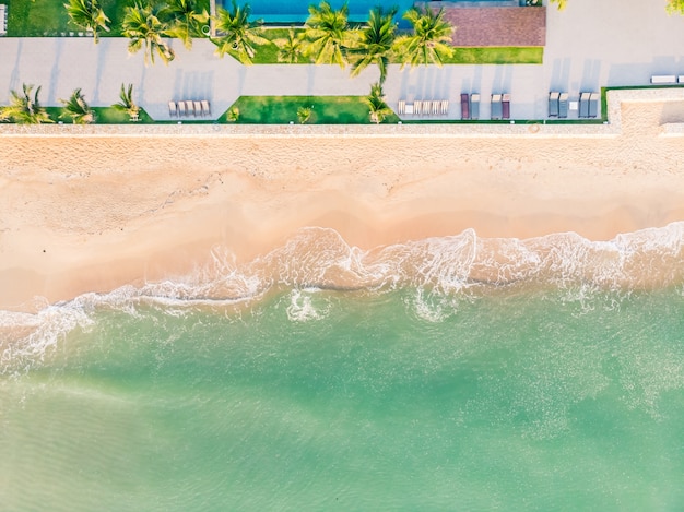 Luftaufnahme von Strand und Meer